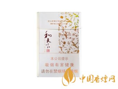 2020白沙和天下價格表和圖片 2020和天下香煙是白沙牌香煙中的一種，說起和天下香煙，相信大家都認識，和天下是高端香煙品牌,隸屬于湖南中煙工業(yè)有限責任公司，那么，2020年白沙和天下多少錢一包呢?趕緊來看看吧!  和天下香煙  和天下香煙時尚大氣的包裝　簡潔流暢的線條　以紫色為主色調的搭配　無一不顯示出和天下的不凡紫色在中國傳統(tǒng)里是尊貴的顏色，如北京故宮又稱為“紫禁城”亦有所謂“紫氣東來” 口感上此款雅香綿滑，香氣醇和，余味純凈，實屬難得一見的神品啊!  系列產品  和天下(尊尚中支)  類型： 烤煙型  煙氣煙堿量： 0.0 mg  煙長： 84 mm  過濾嘴長： 25 mm  包裝形式： 條盒硬盒  單盒支數(shù)： 20  銷售形式： 國產內銷  生產狀態(tài)： 待上市  備注： 白沙和天下尊尚中支  和天下(尊尚5000)  類型： 烤煙型  煙氣煙堿量： 0.0 mg  煙長： 88 mm  過濾嘴長： 25 mm  包裝形式： 條盒硬盒  單盒支數(shù)： 20  銷售形式： 國產內銷  生產狀態(tài)： 已上市  備注： 白沙和天下尊尚5000  白沙(硬和天下雙中支)  單盒參考價： 90 元  條盒參考價： 900 元  條盒批發(fā)價： 763.2 元  小盒條形碼： 6901028204798  條包條形碼： 6901028204804  白沙(和天下天下韶山)  單盒參考價： 100 元  條盒參考價： 1000 元  小盒條形碼： 6901028196925  條包條形碼： 6901028196932  白沙(軟和天下檀香)  單盒參考價： 100 元  條盒參考價： 1000 元  條盒批發(fā)價： 763.2 元  白沙(和天下細支)  單盒參考價： 100 元  條盒參考價： 1000 元  條盒批發(fā)價： 720.8 元  小盒條形碼： 6901028196048  條包條形碼： 6901028196055  白沙(軟和天下)  單盒參考價： 100 元  條盒參考價： 1000 元  條盒批發(fā)價： 720.8 元  小盒條形碼： 6901028196017  條包條形碼： 6901028196024  白沙(和天下)  單盒參考價： 100 元  條盒參考價： 1000 元  條盒批發(fā)價： 848 元  小盒條形碼： 6901028196925  條包條形碼： 6901028196932  通過以上的信息可以了解到2020年白沙和天下的價格，以上就是香煙網為您提供的關于2020白沙和天下價格表和圖片，白沙和天下多少錢一包?的信息，想要了解更多的信息請來關注香煙網吧!白沙和天下多少錢一包？