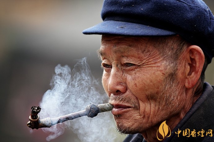 旱煙和煙卷哪個(gè)危害大，旱煙袋很有講究