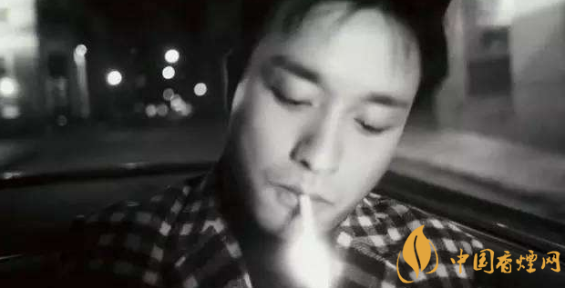 張國(guó)榮喜歡抽什么煙 張國(guó)榮最喜歡抽的煙(白色萬寶路)